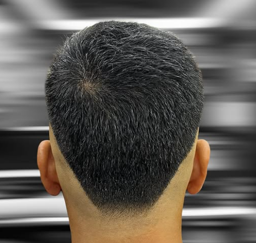 Corte de caballero con degradado bajo en la nuca
