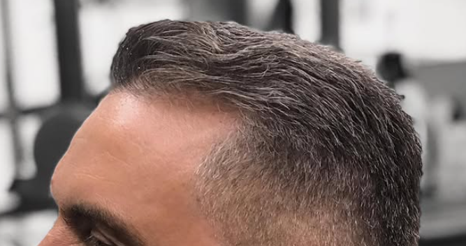Corte clásico con taper suave en pelo con canas