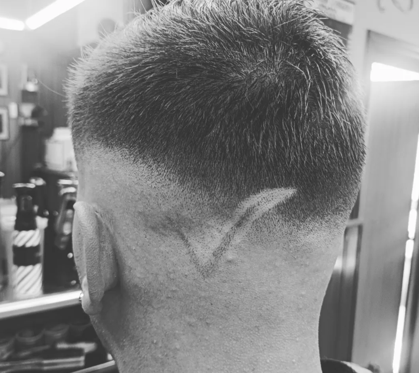Fade con hair tattoo personalizado en la nuca — Barbería V. Roldán