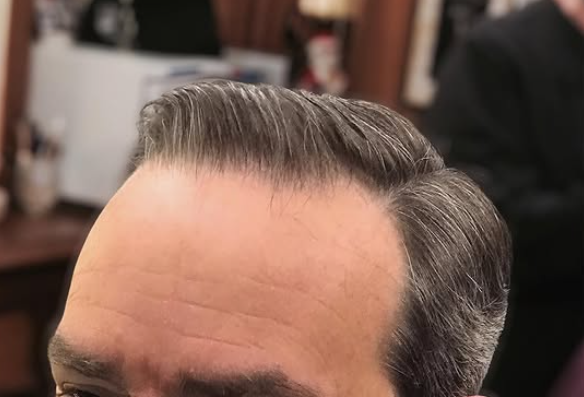Peinado clásico con raya lateral en pelo con canas
