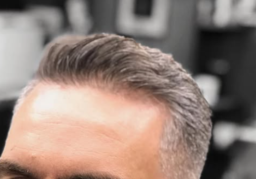 Corte con textura y peinado hacia atrás en canas